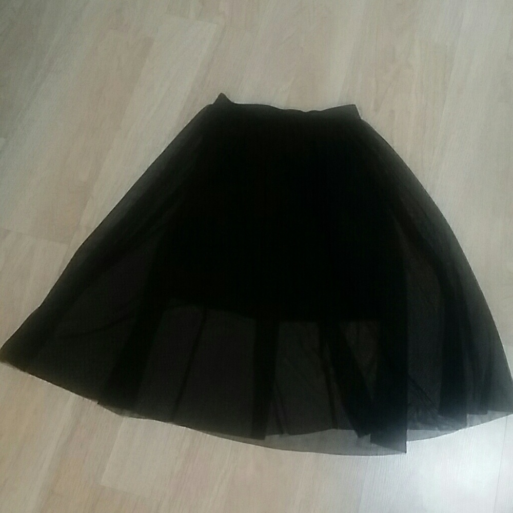 Woman black tulle one layer skirt